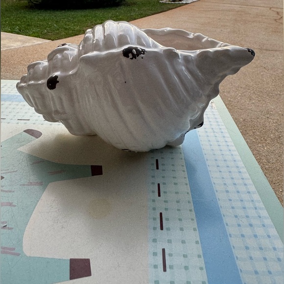 White Ceramic Conch Shell Planter / Vase With Distressed Black Details - Picture 9 of 13